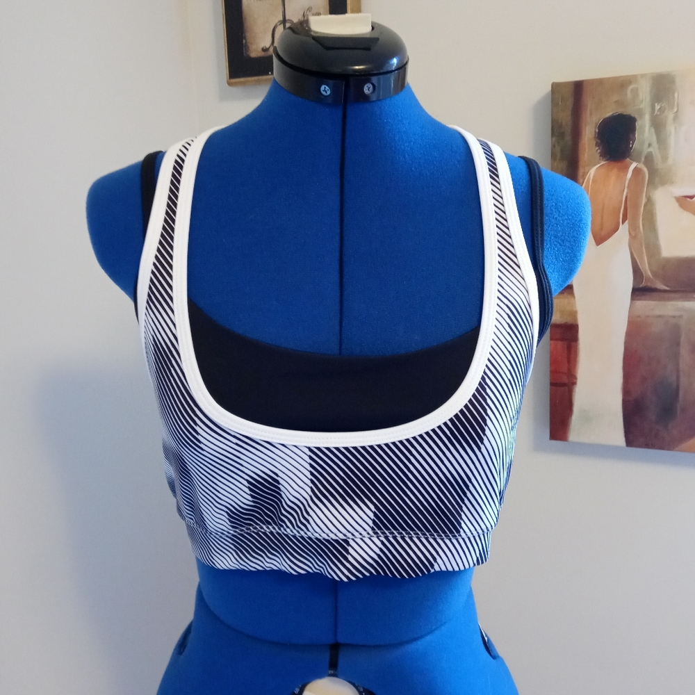 Workout Empire Tech Sports Bra in Black & White L